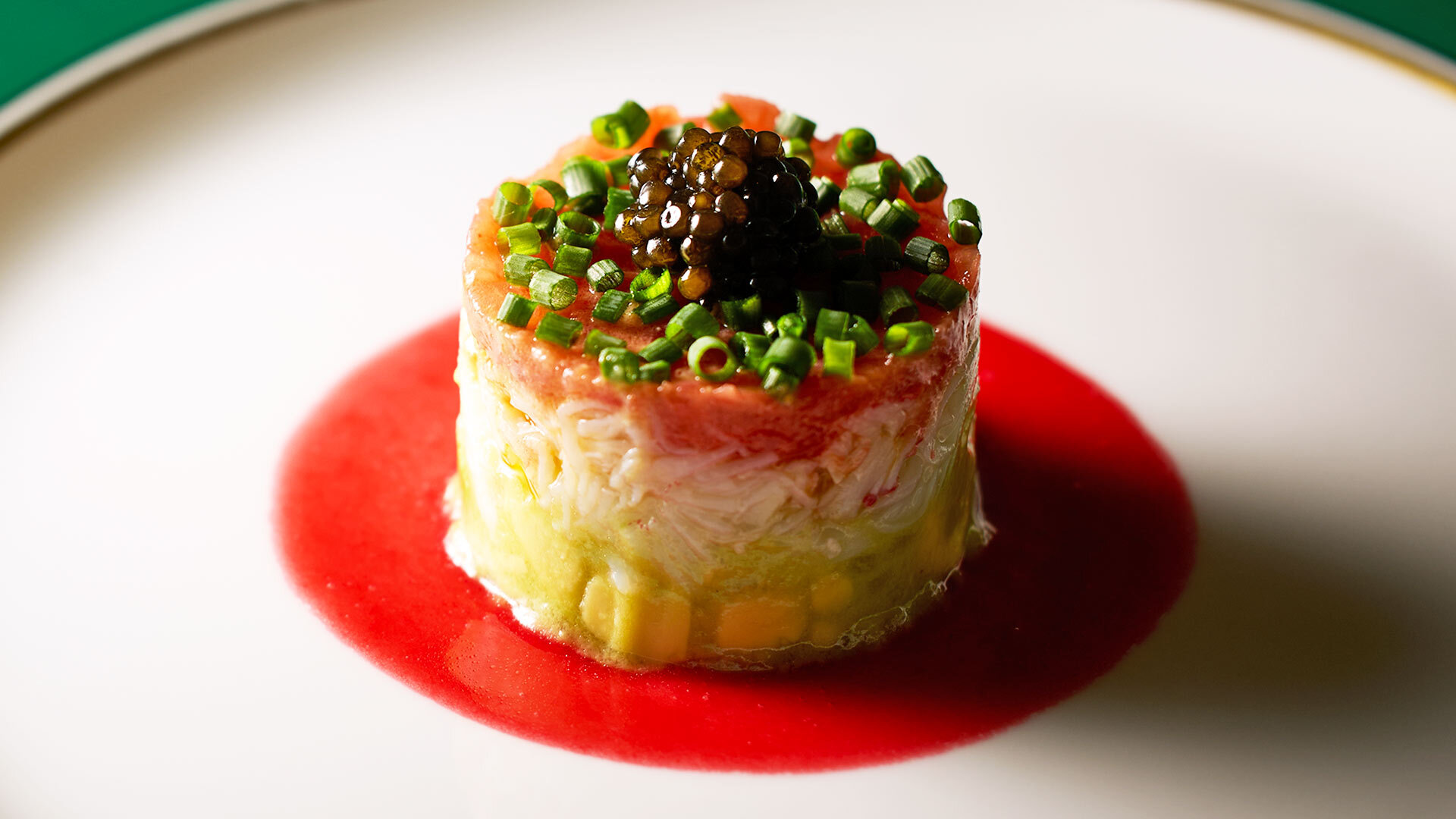 『アルポルト』：スペシャリテ「蟹とアボカドのセルクル仕立て ラズベリーソース」