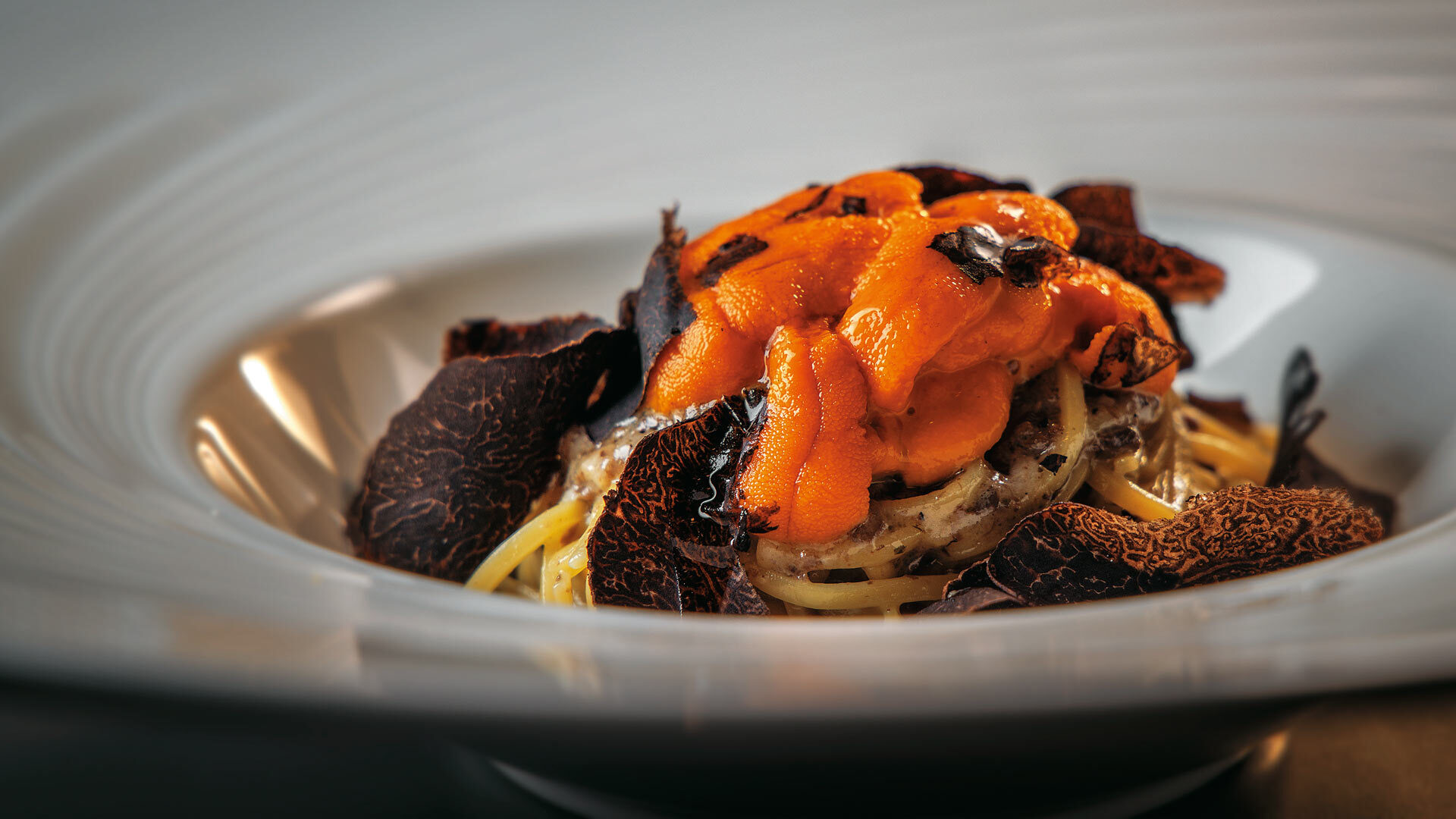 『vivido（La Mia Cucina Piemontes）（ヴィヴィド ラ ミア クッチーナ ピエモンテーゼ）』：「ウニと黒トリュフのソース 名物タヤリン」￥2,750