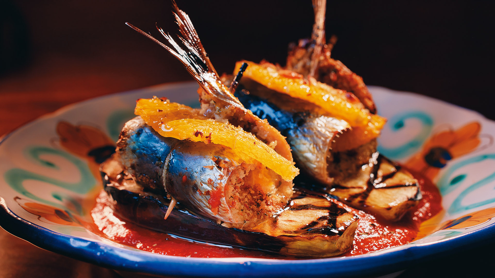 『TRATTORIA ICIEI』：焼きなすとトマトソースを添えた「大羽イワシのペッカフィーコ」￥2,000