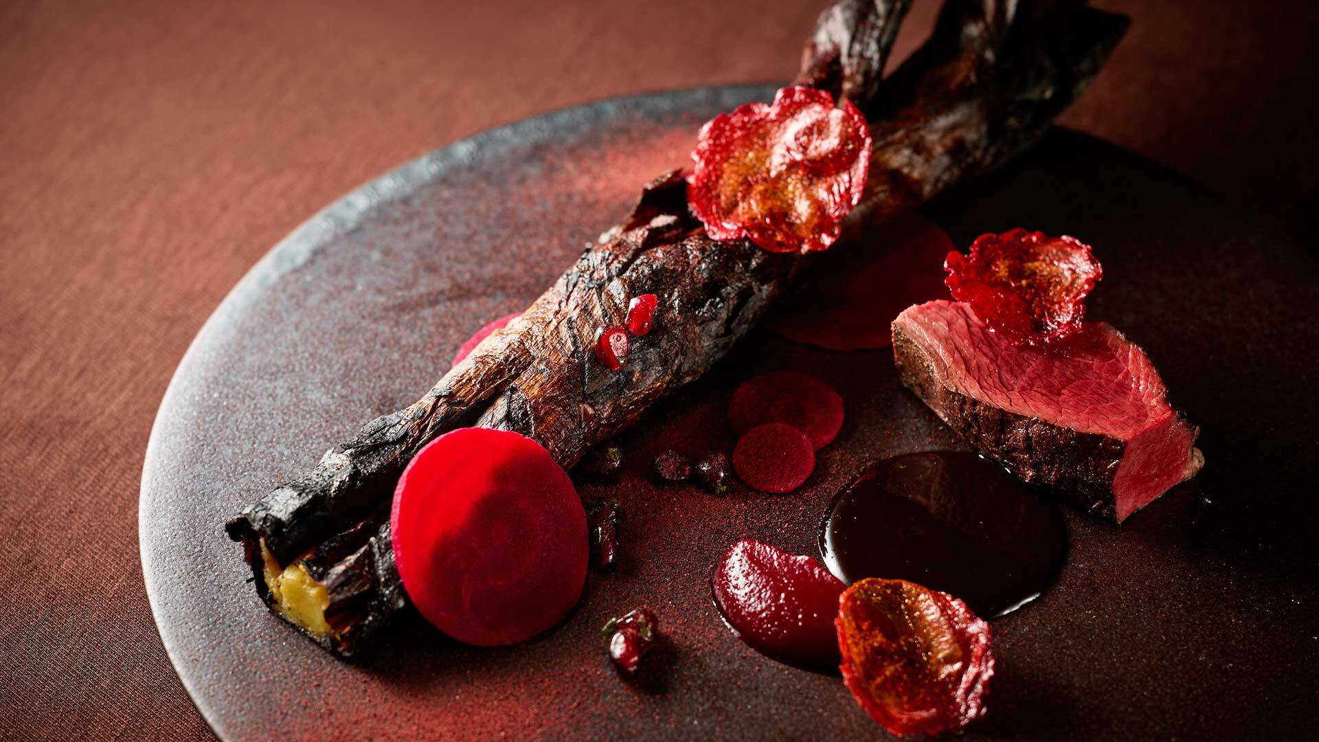 『レストラン マノワ』：おまかせコース￥19,800より「マノワの蝦夷鹿のロースト」