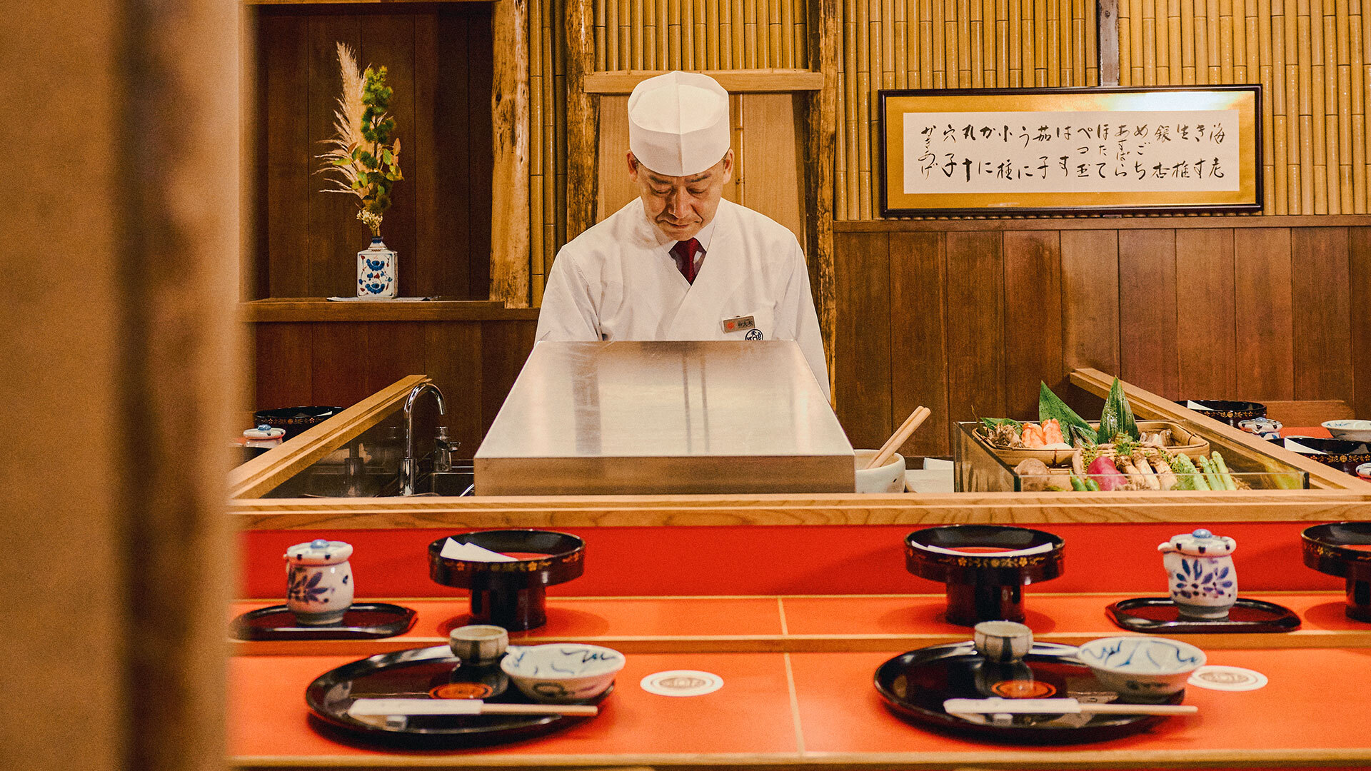 『銀座 天一 本店』：店長の大木謙二さんが腕をふるう