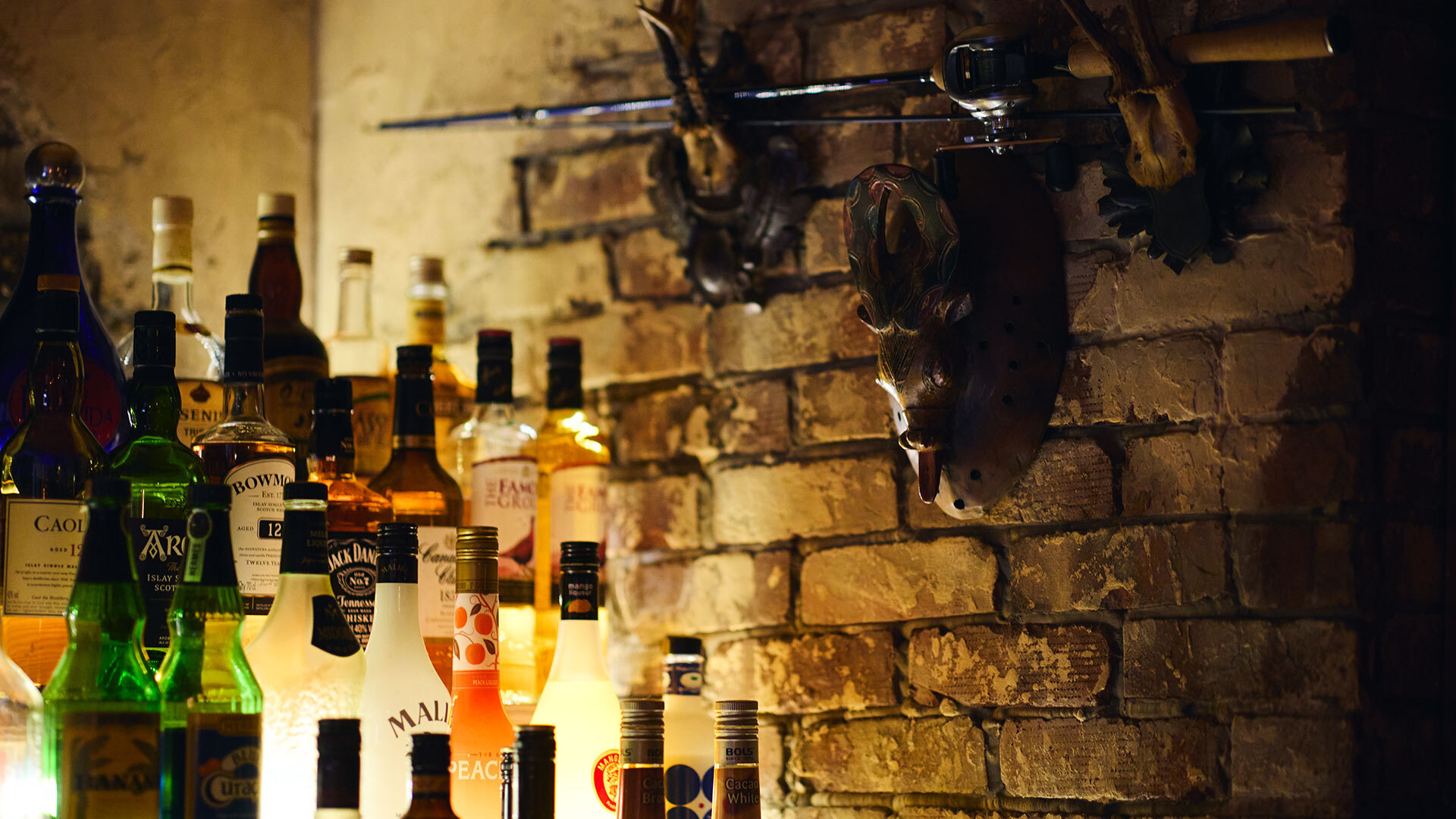 『ムジナ・バー（mujina BAR）』：間接照明に浮かぶボトルが格好良いバックカウンター