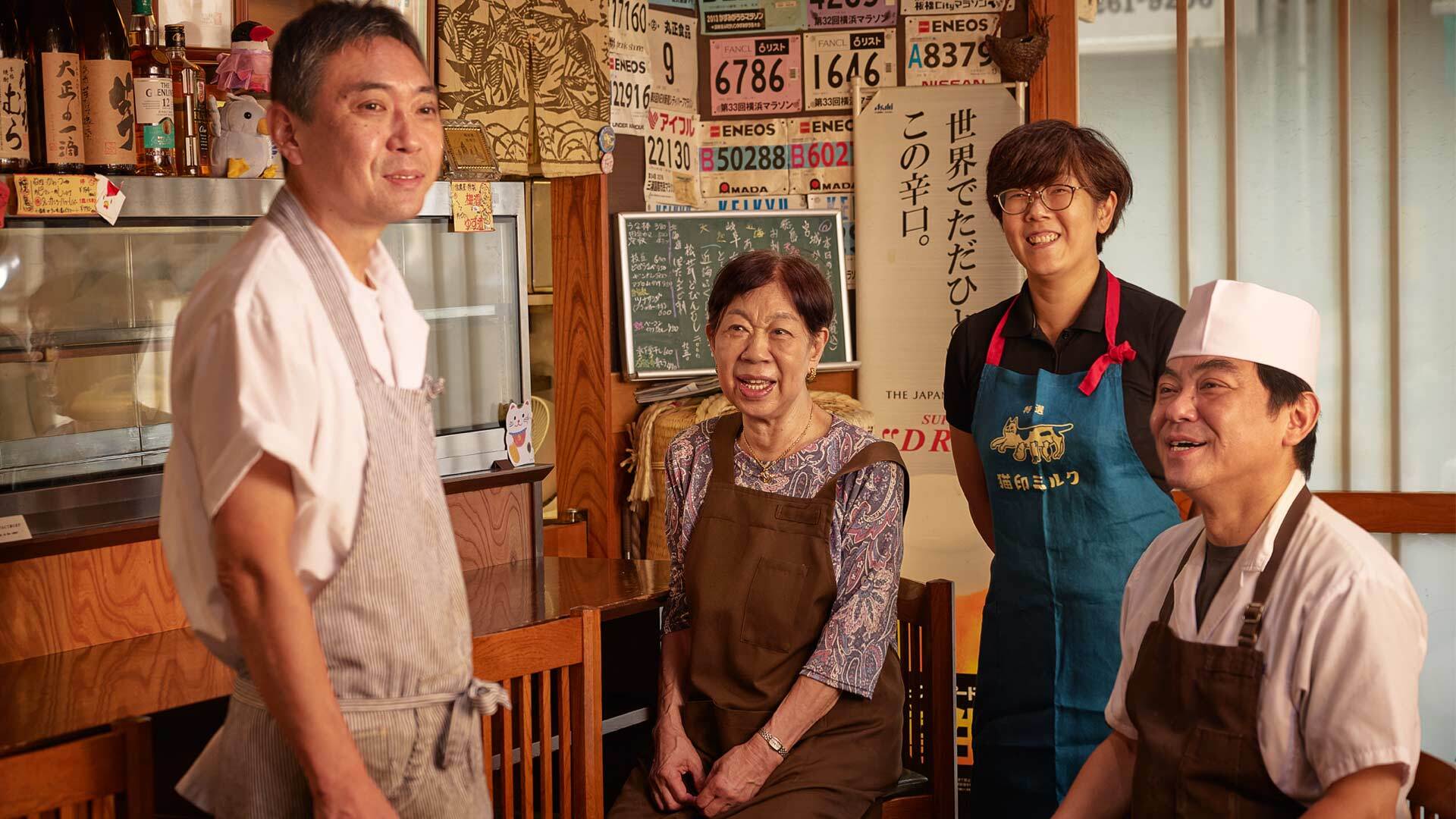 『信濃屋』：3代目家族が中心となって店を切り盛りする