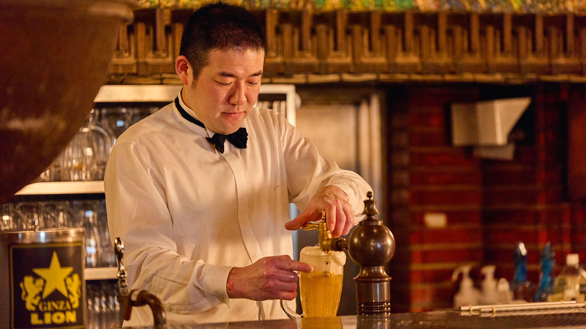 『ビヤホールライオン 銀座七丁目店』：ビヤマイスターの佐々木 有さんが入れる「サッポロ生ビール黒ラベル 大ジョッキ」￥1,150