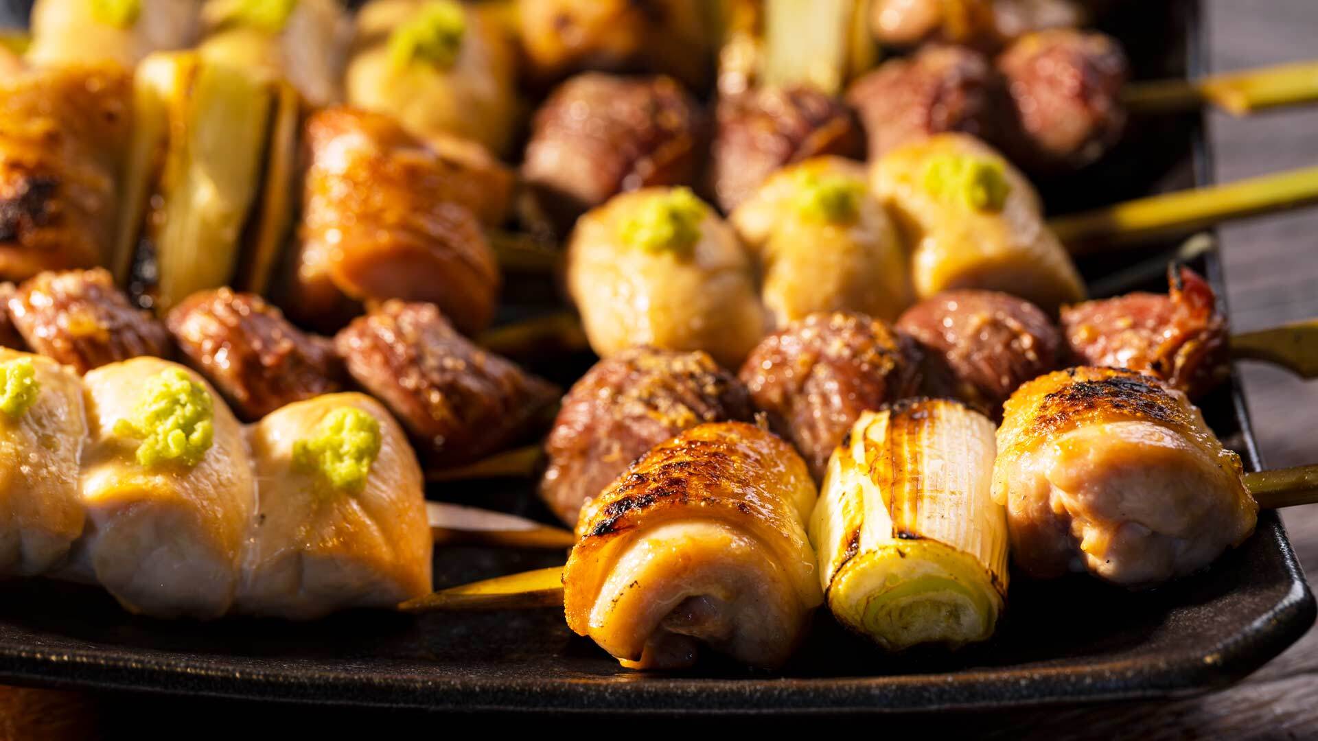 『日本橋 逢鳥（おうどり）』：「鶏すき焼き鍋コース」￥6,000より、「串焼き」の一例