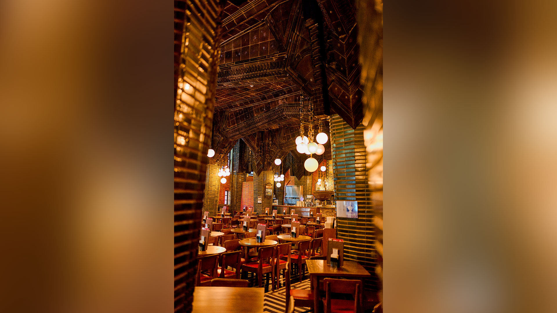 『ビヤホールライオン 銀座七丁目店』：レンガ色のタイルで大地を、天井に向かって広がる柱の形状で穂を実らせた大麦を表現