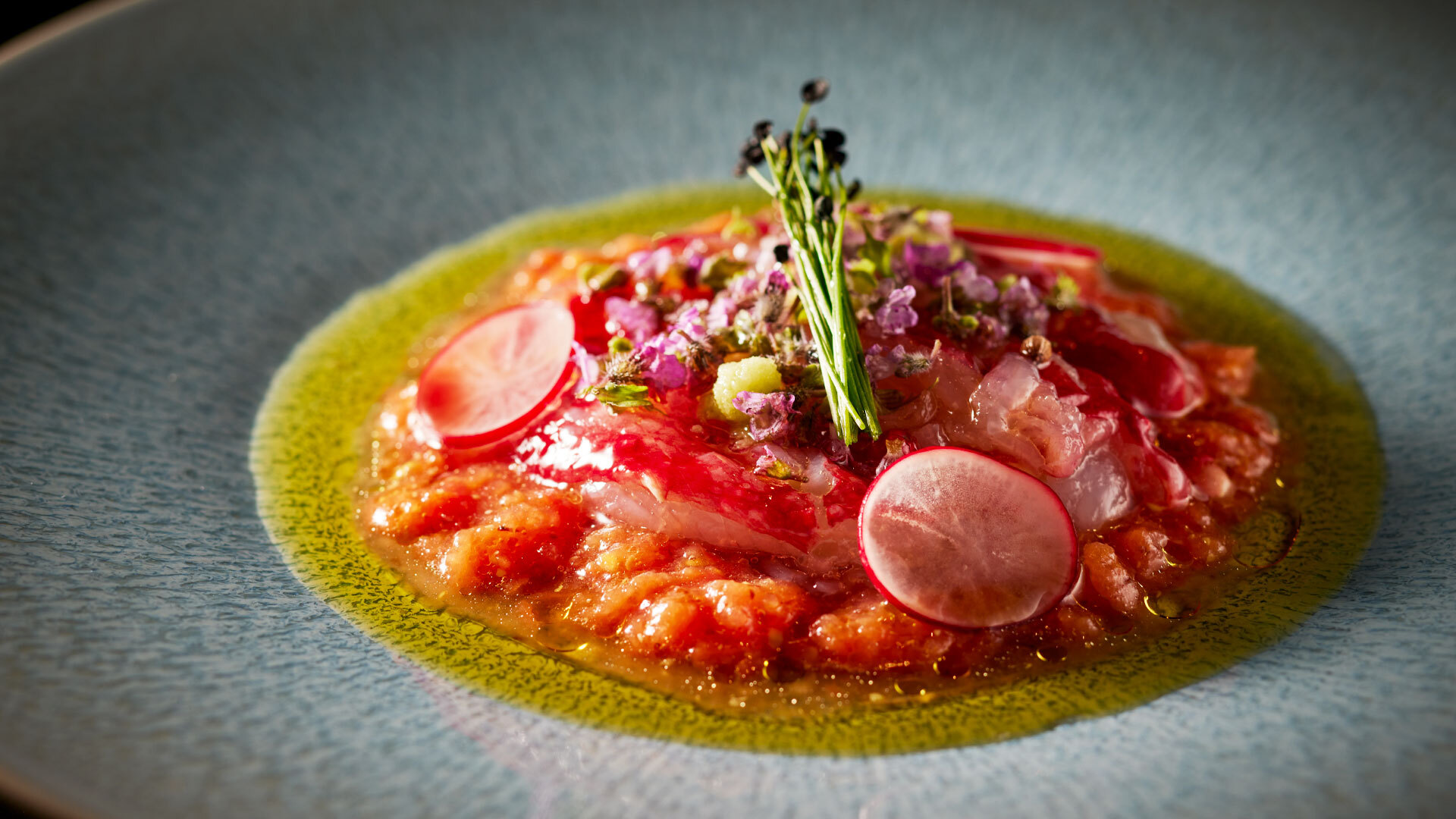 『Amante Ginza by Shin Harada』：￥30,000コースの一例。穂紫蘇やヴィネガーを使ったトマトベースのソースで味わう「タラバ蟹 クルード フレッシュトマト」