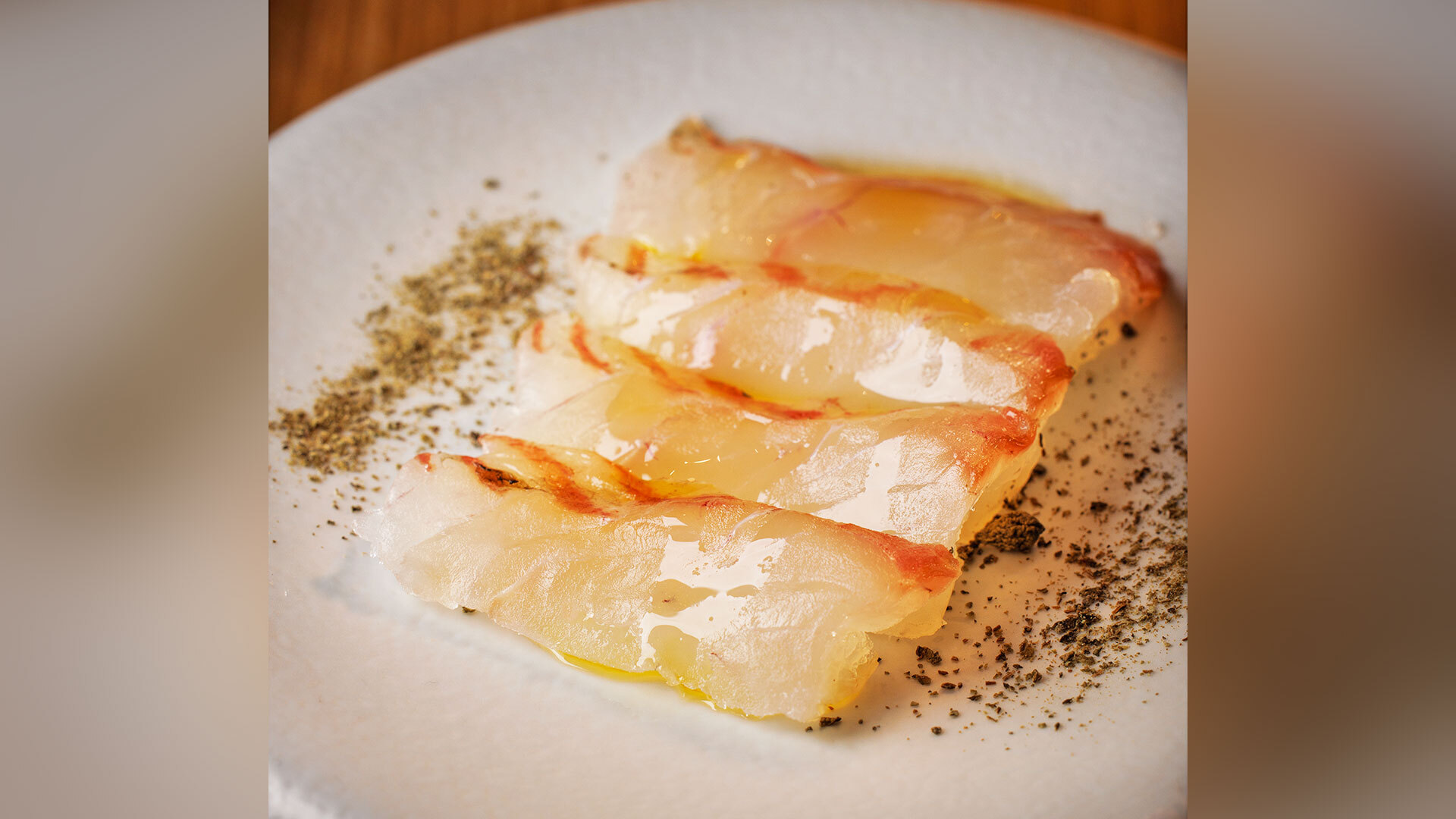 『nacol』：おまかせコースより「青森平目の生ハム仕立て」