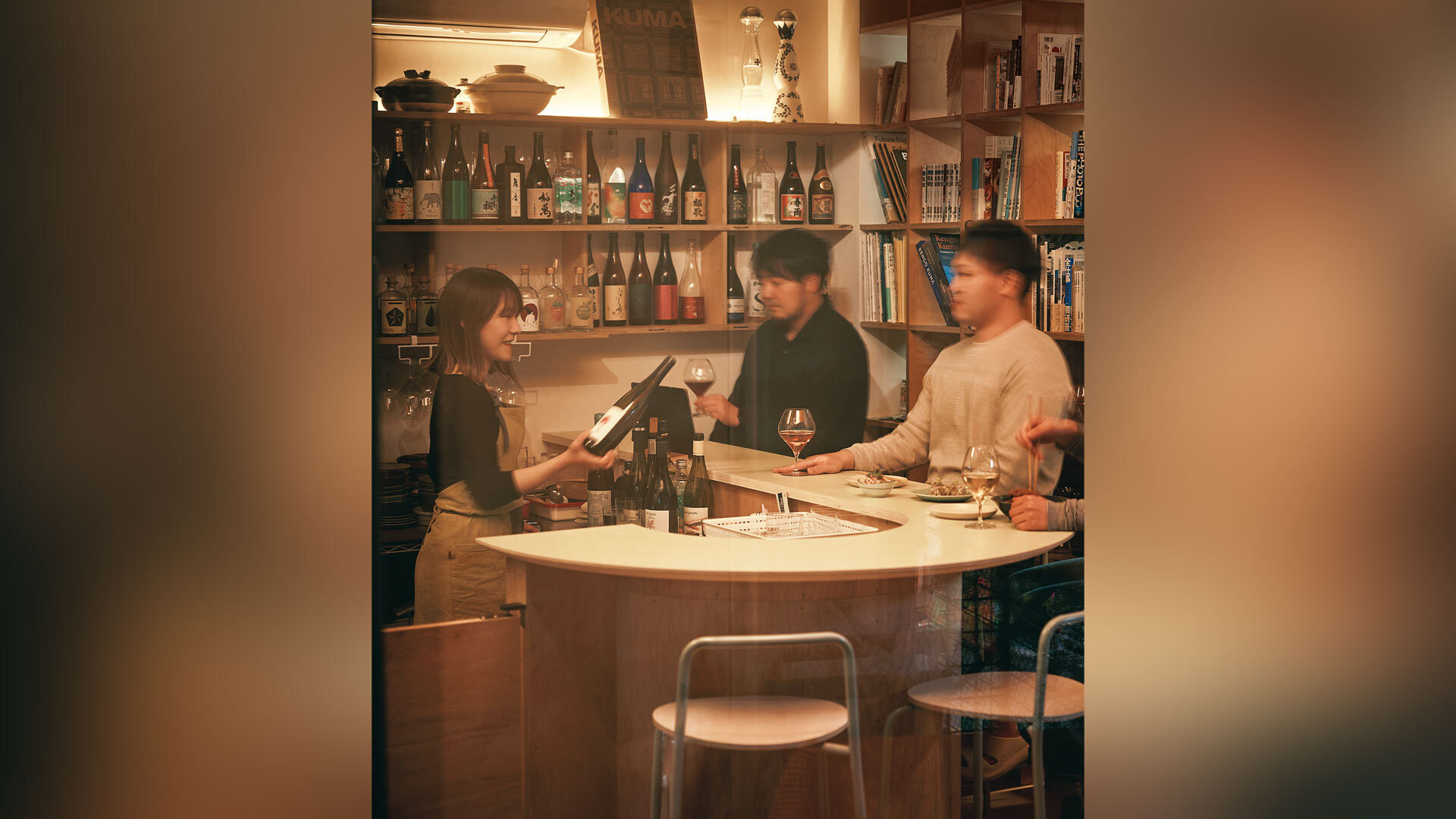 『LAURA』：店主・山添恭可さん（写真左）