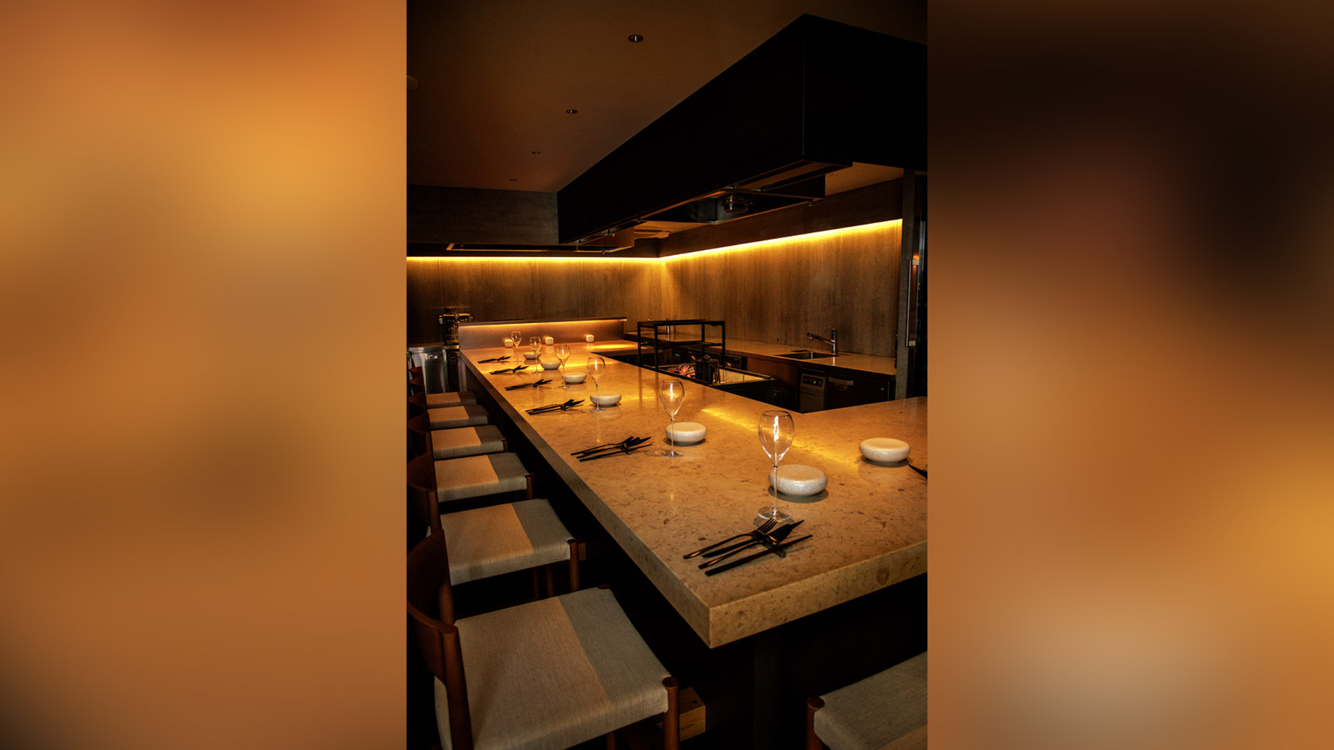 『熾 OKI』：店内