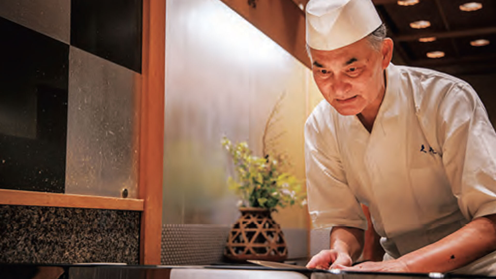 『久兵衛 本店』：「ついに最年長になっちゃいました」と微笑む遠山茂さんは49年間在籍。本店2階の畳座敷カウンターを任されている