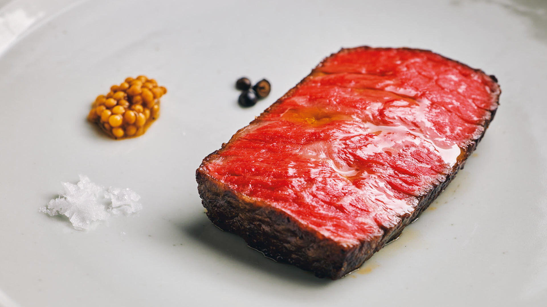 『Tremolare』：「但馬玄もも肉の炭火焼き」