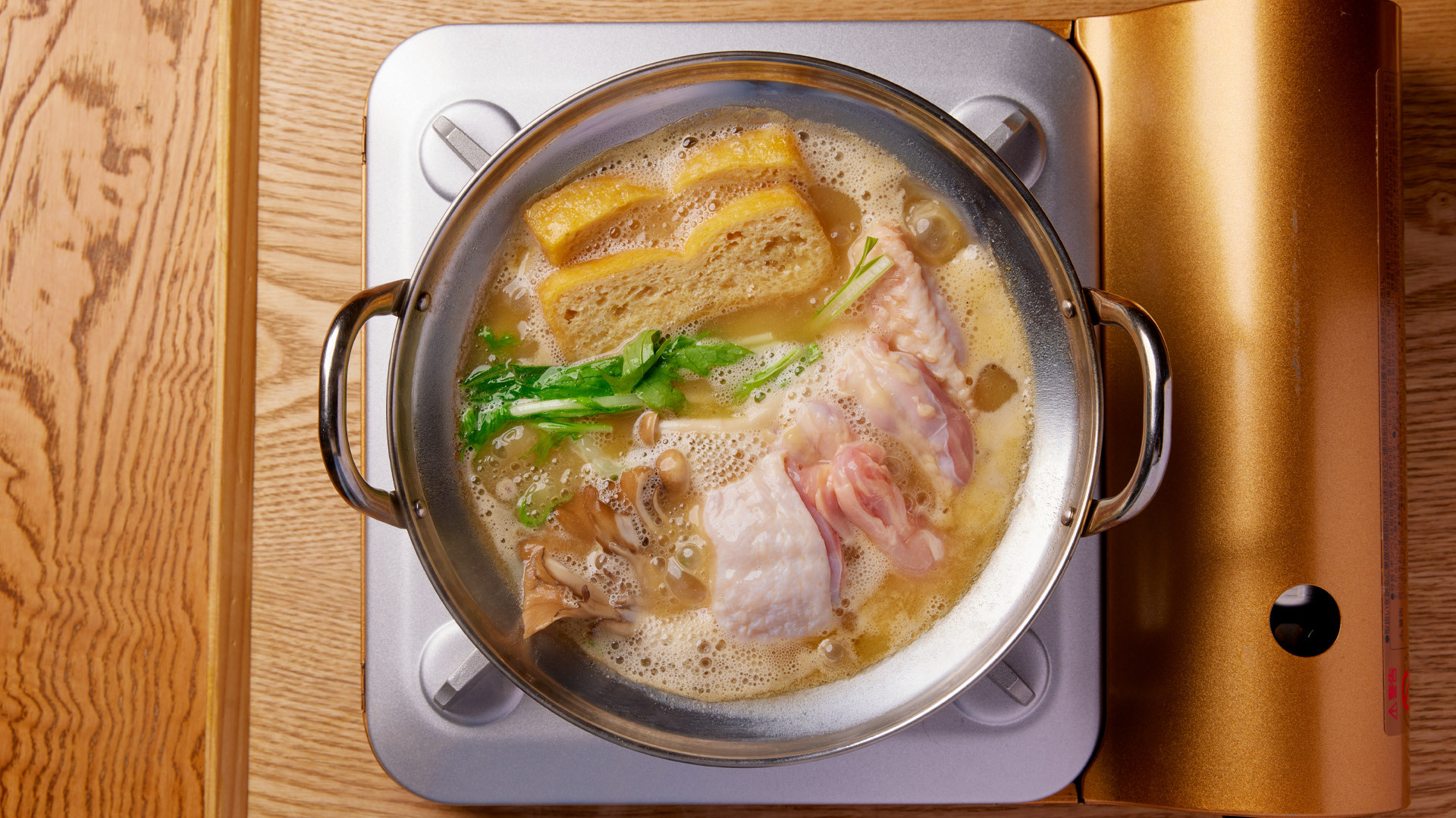 『鳥焼と鳥鍋 囲』：「コラーゲンたっぷり！地鶏白湯鍋」￥6,500（要予約）