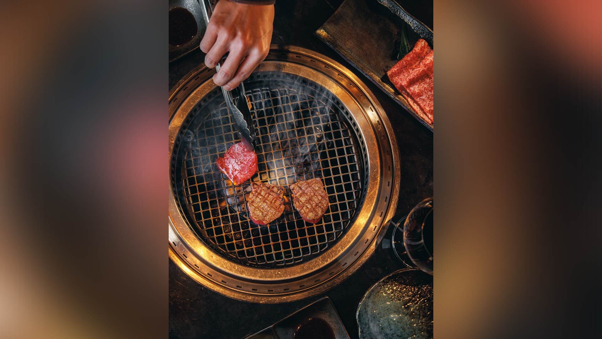 『YORONIKU TOKYO』：肉はスタッフが焼いて提供してくれる。「ツチノコ」￥2,860