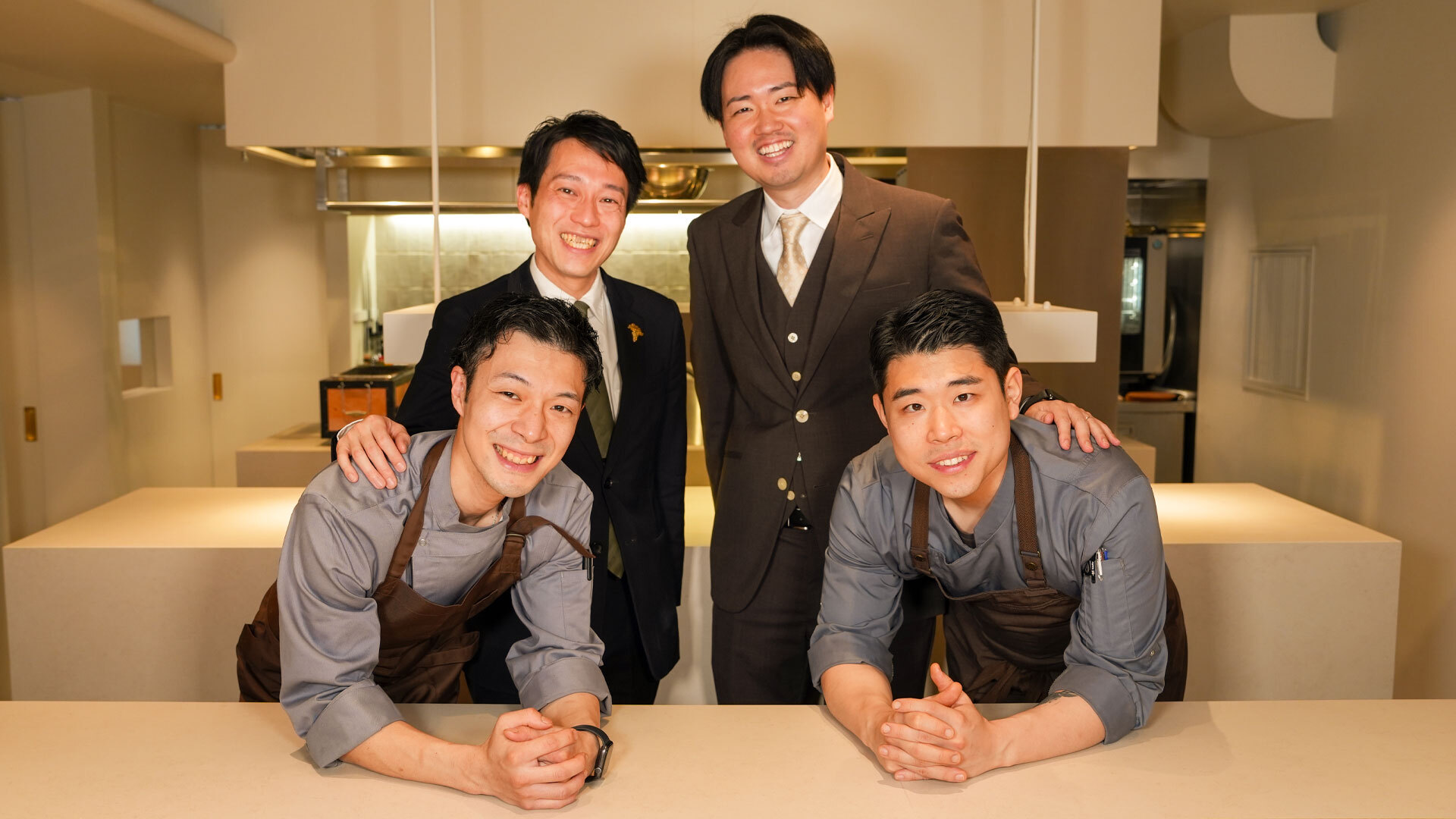 『arbreims（アルブランス）』：室野修希さん（右上）と、それぞれ都内の人気店で研鑽を積んだスタッフ