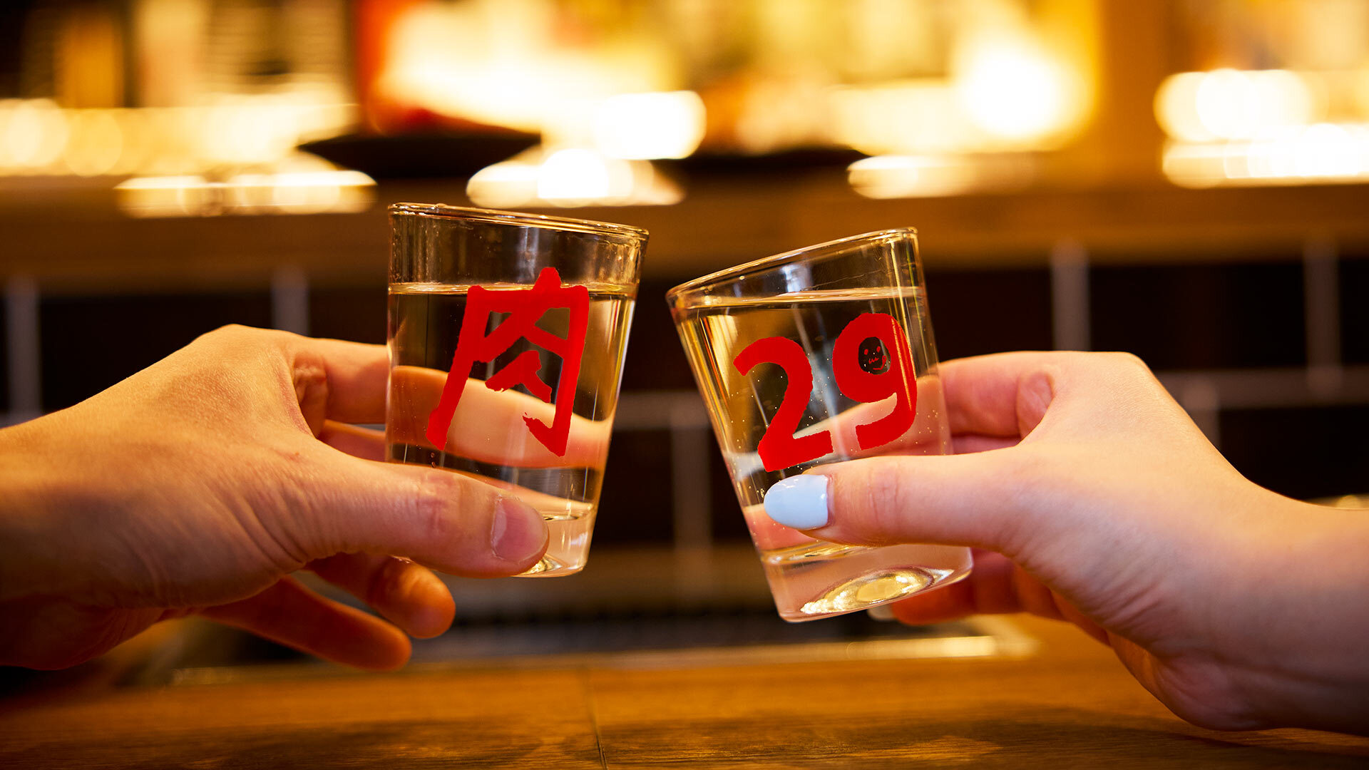 『虎ノ門 肉と日本酒』：店内