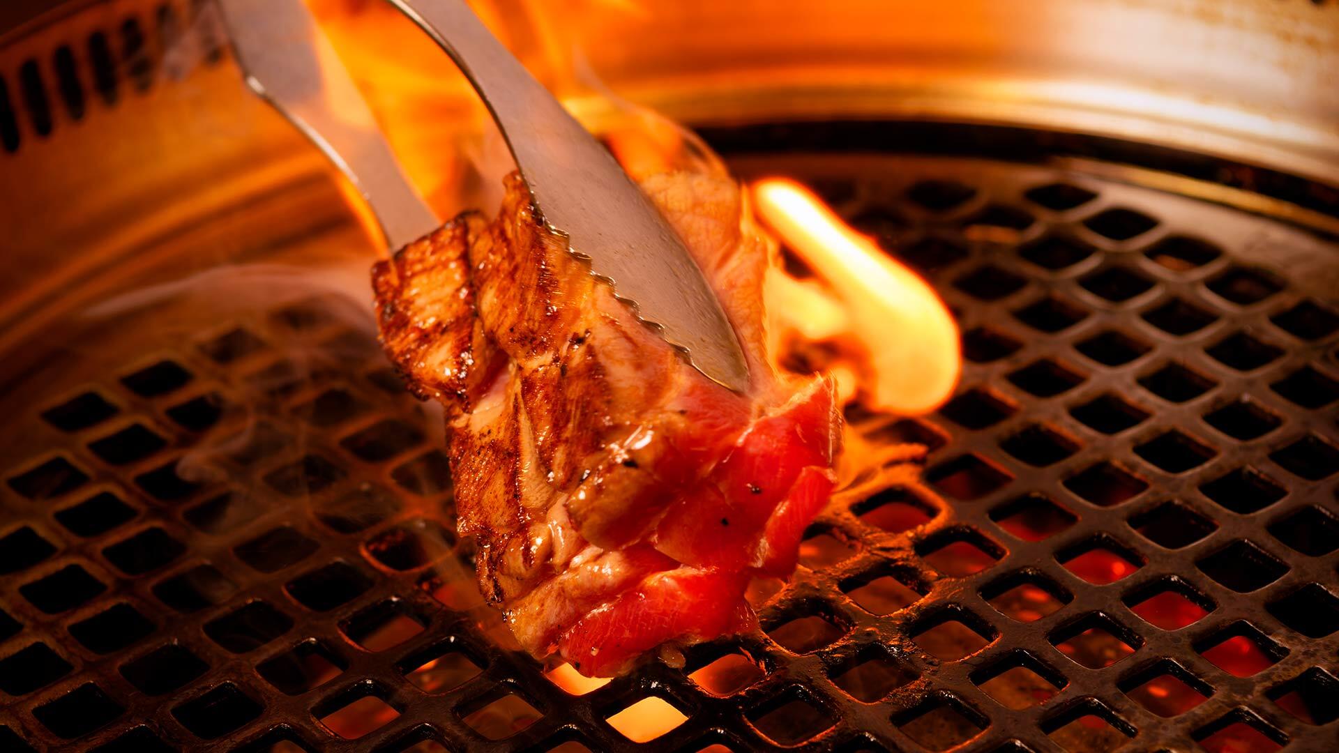 『焼うおいし川 銀座凛華楼』：客の目の前で焼き上げる「トロ」
