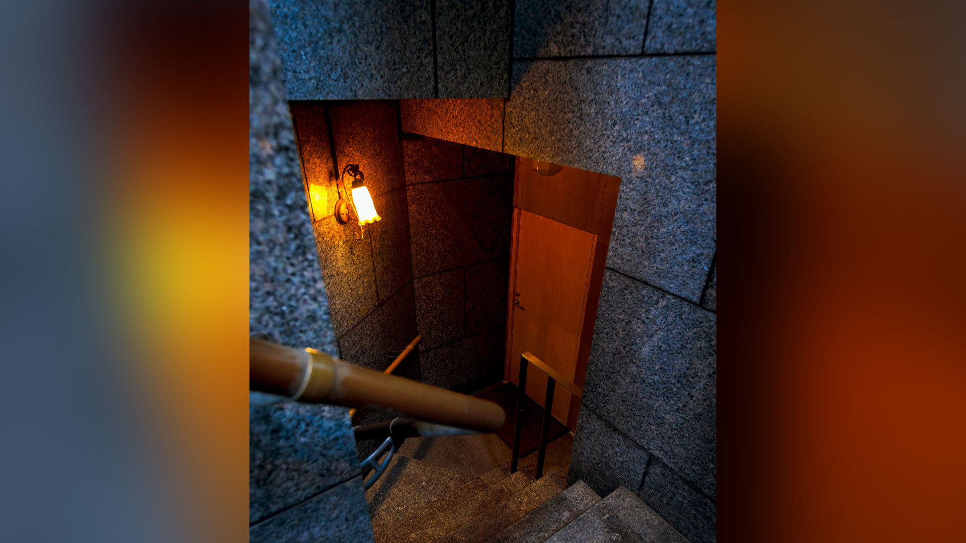 『seto』：地階へ下りると、無垢材の扉が見える