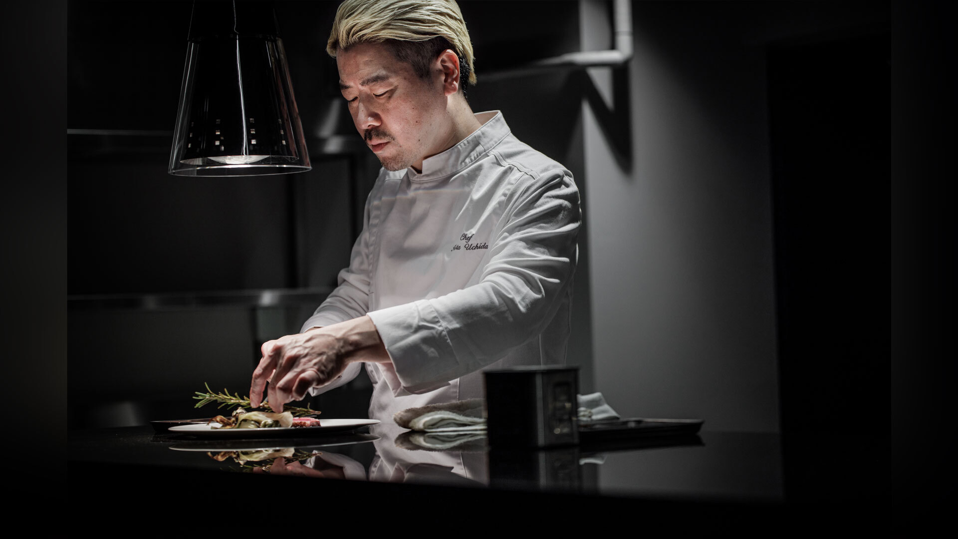 『CAiTO』：統括料理長の内田恒太さん。大阪『ポンテ・ベッキオ』でキャリアをスタートし、代官山『TACUBO』など有名店で研鑽を積んだ実力派