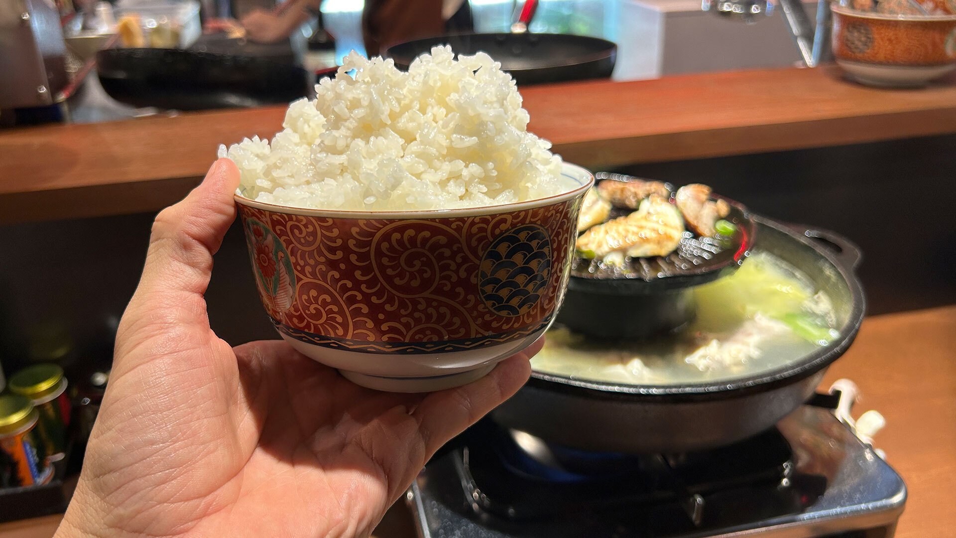 『にんにく鶏焼肉サン』：鶏焼肉はご飯との相性も抜群！写真は「白飯 メガ」550円