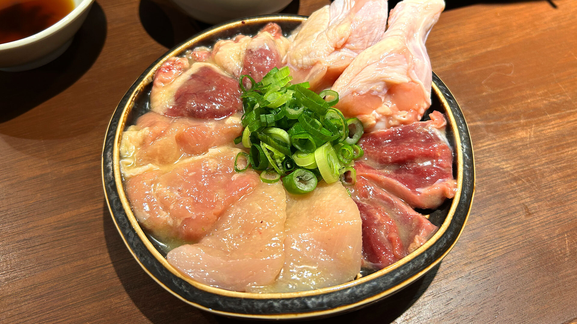 『にんにく鶏焼肉サン』：「サンにんにく盛り（大）」1,408円。この日はもも、むね、砂ずり、ハツ、手羽元の5種類 ※部位は日により変更あり