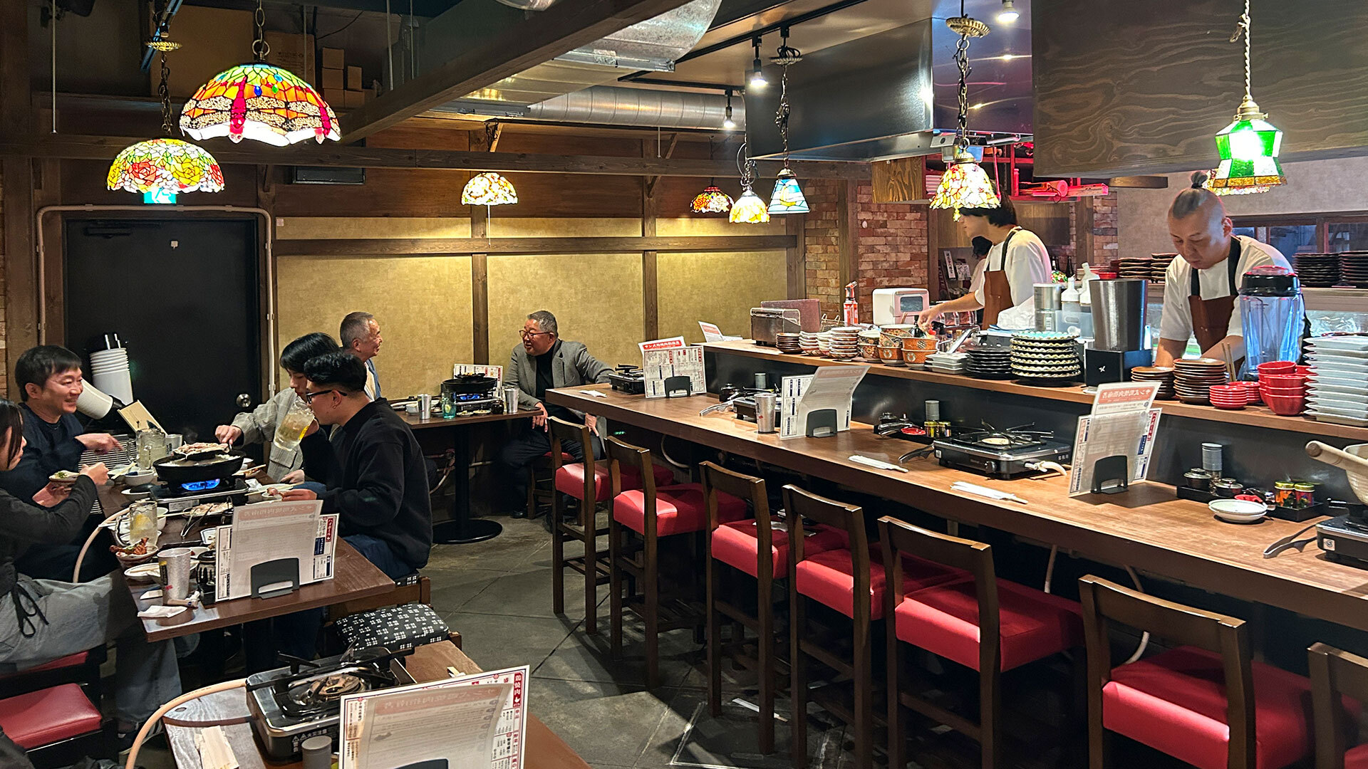 『にんにく鶏焼肉サン』：昭和レトロな雰囲気の店内