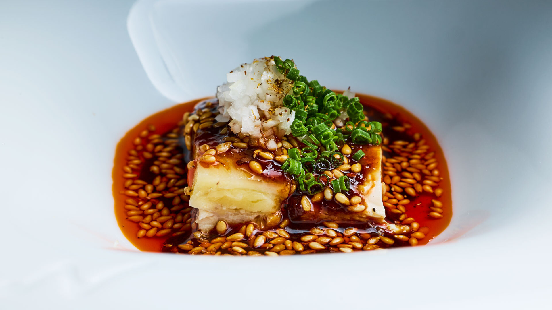 『Amber Trip』：コース料理より「大和肉鶏」。歯応えのある地鶏の腿と胸肉を使ったよだれ鶏