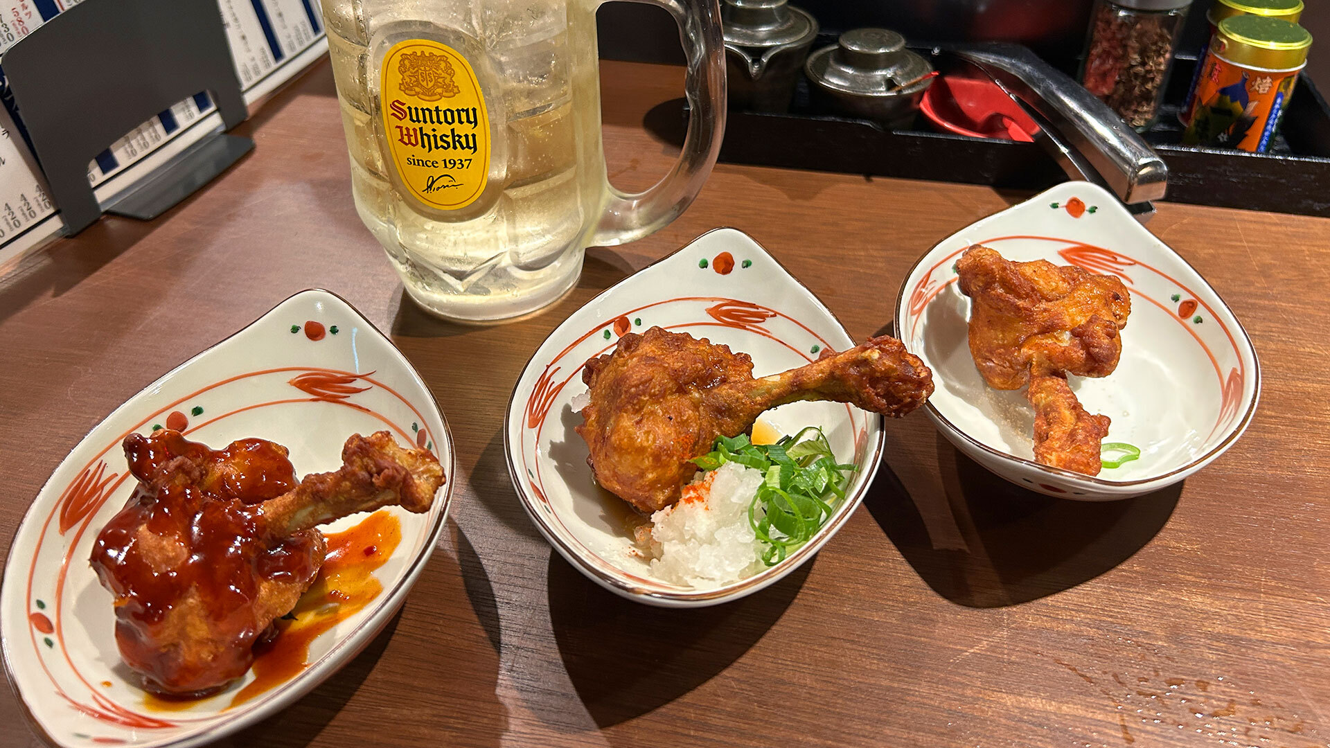 『にんにく鶏焼肉サン』：写真左から「ヤンニョム」1本308円、「鬼おろしポン酢」1本308円、「プレーン」1本275円