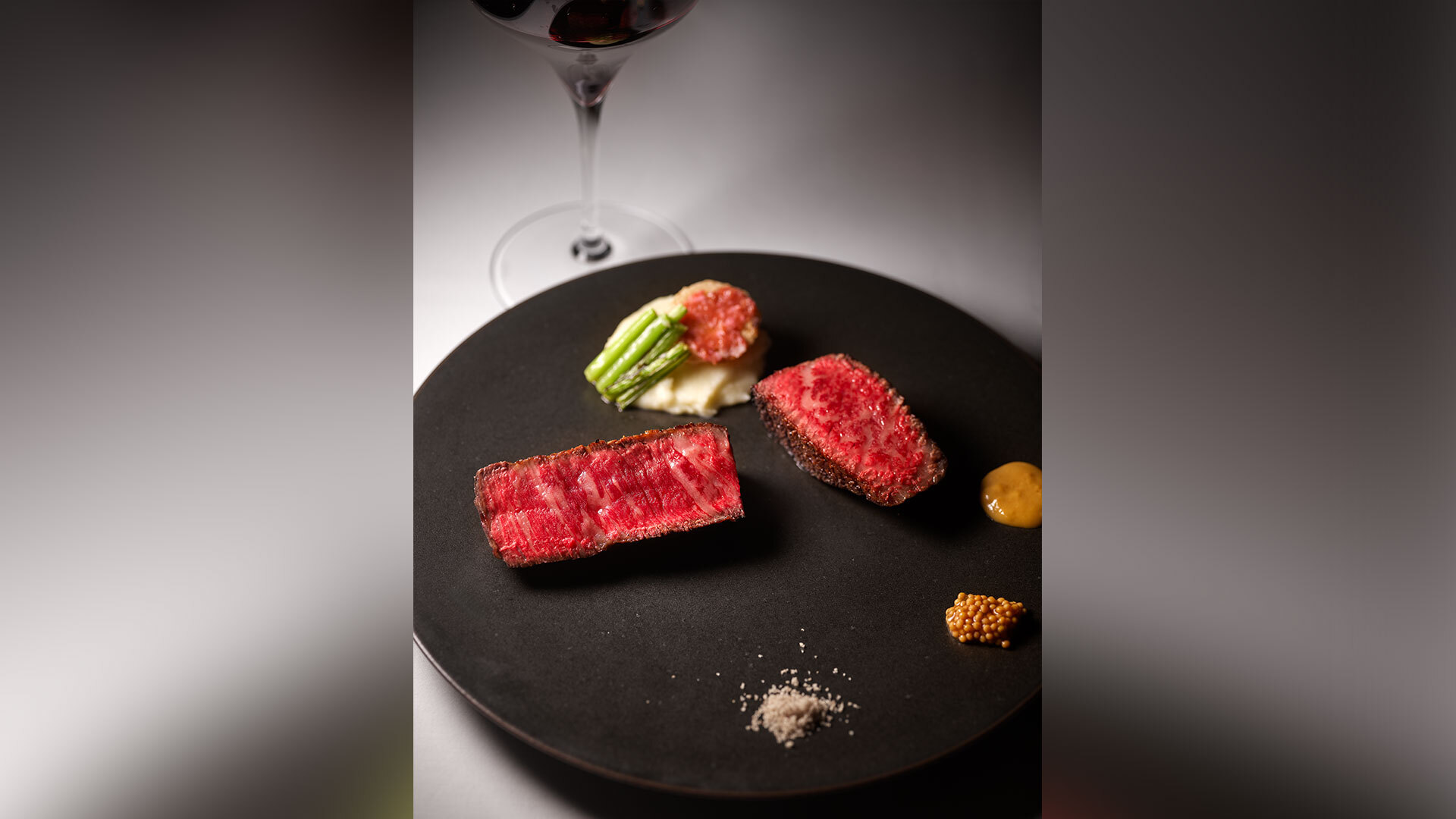 『Steak Dining Vitis』：「黒毛和牛炉窯焼ステーキの2部位食べ比べ」