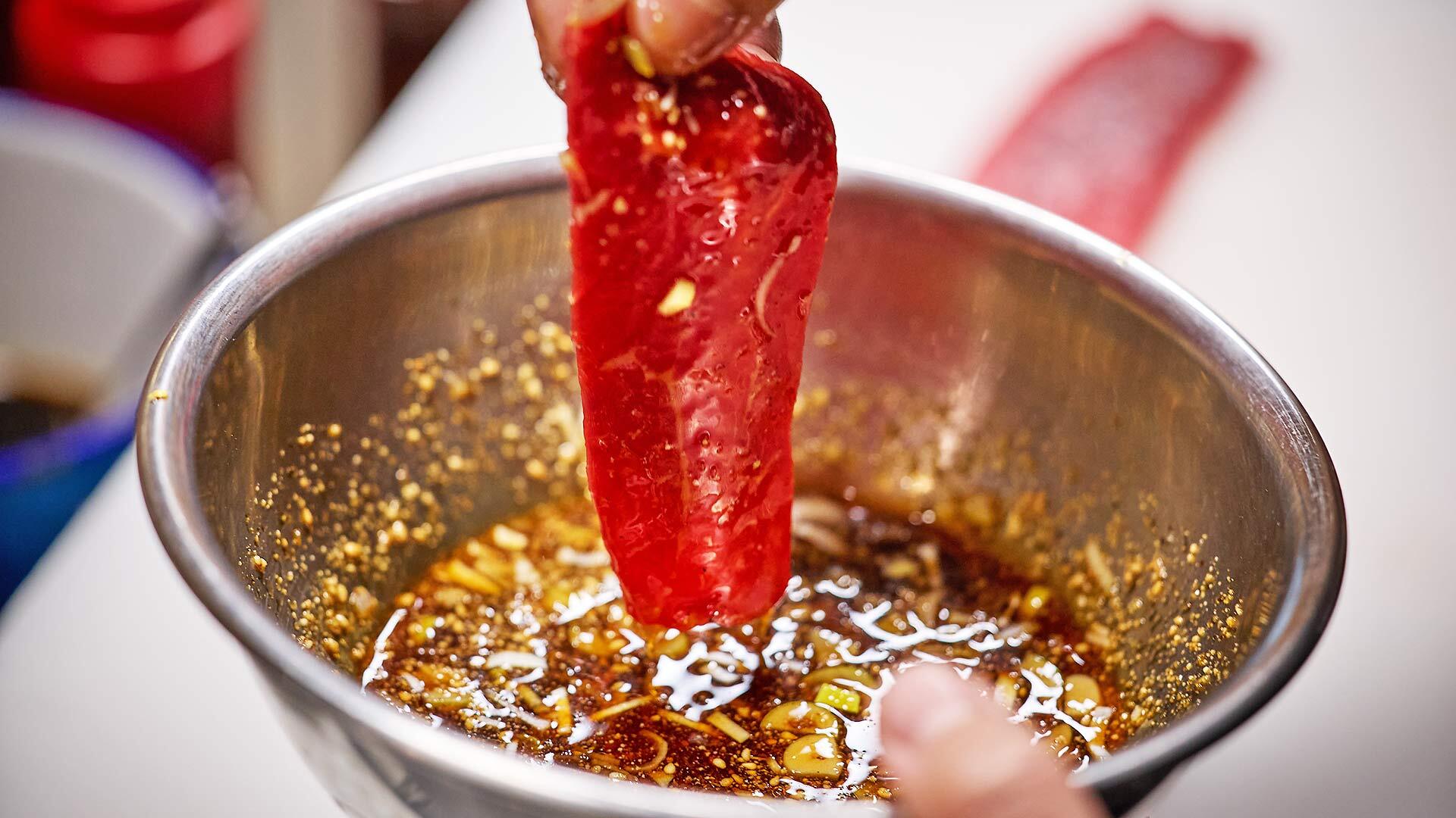 『焼肉幸泉』：部位ごとに配合を変えるもみダレ