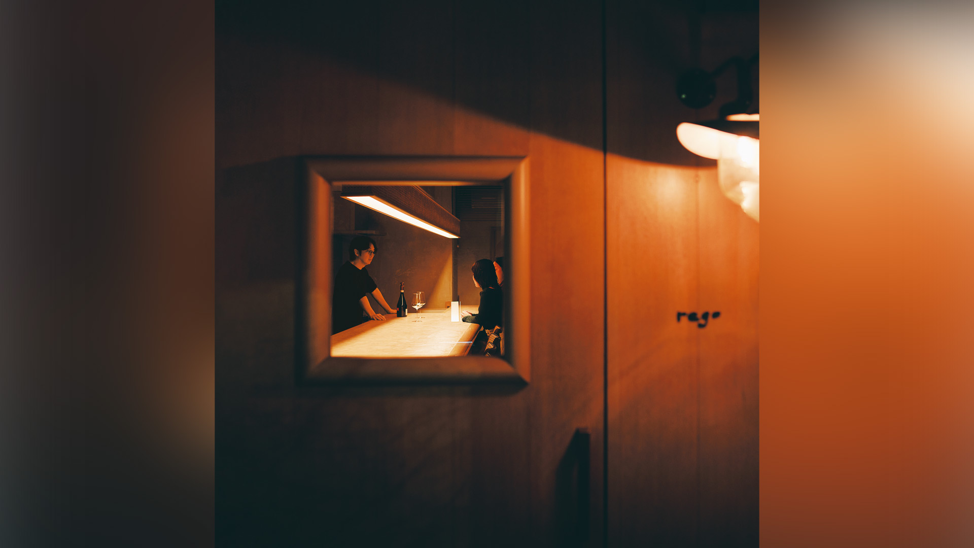 『レゴ』：無垢材が使われたドアの小窓から店内がうかがえる