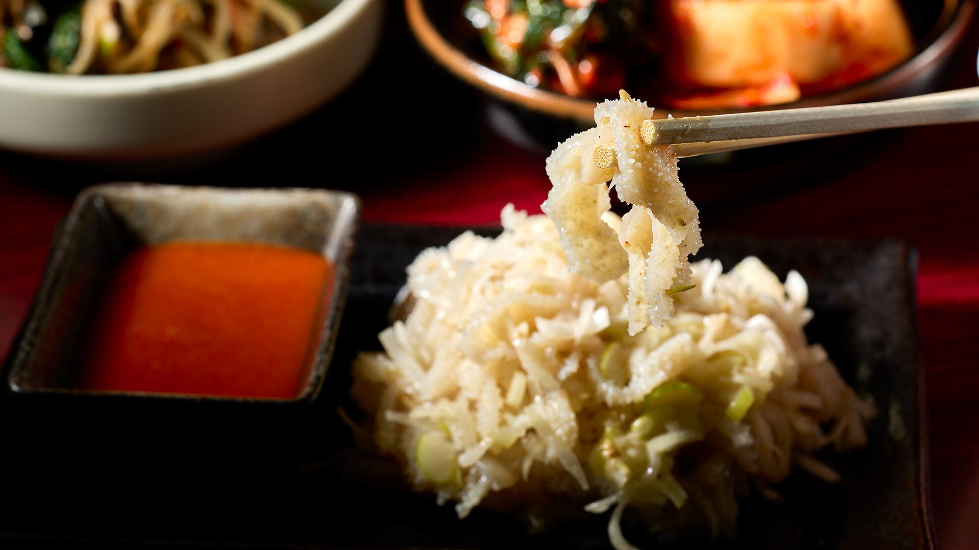 『焼肉幸泉』：「センマイ刺し」￥1,200など、サイドメニューの一例