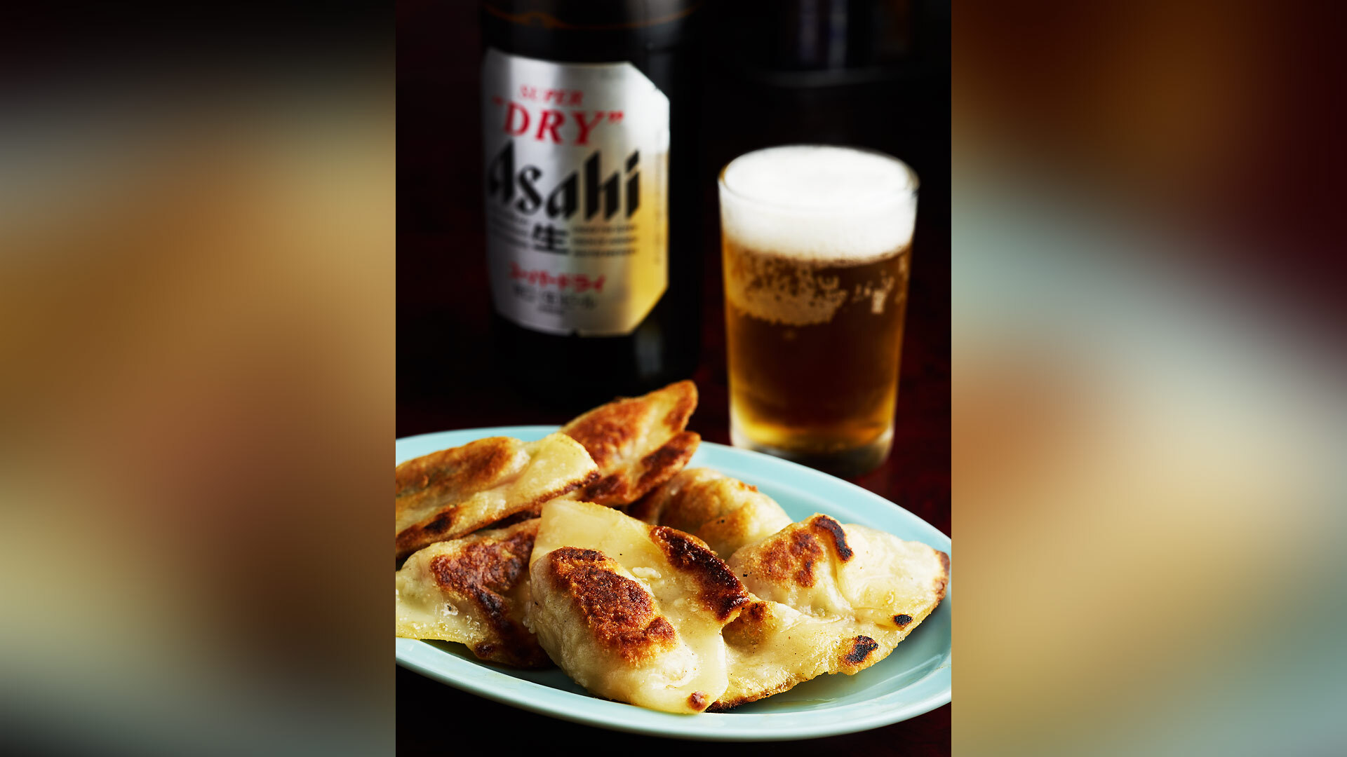 『ザ・青皿』：「焼餃子」、瓶ビールともに￥800
