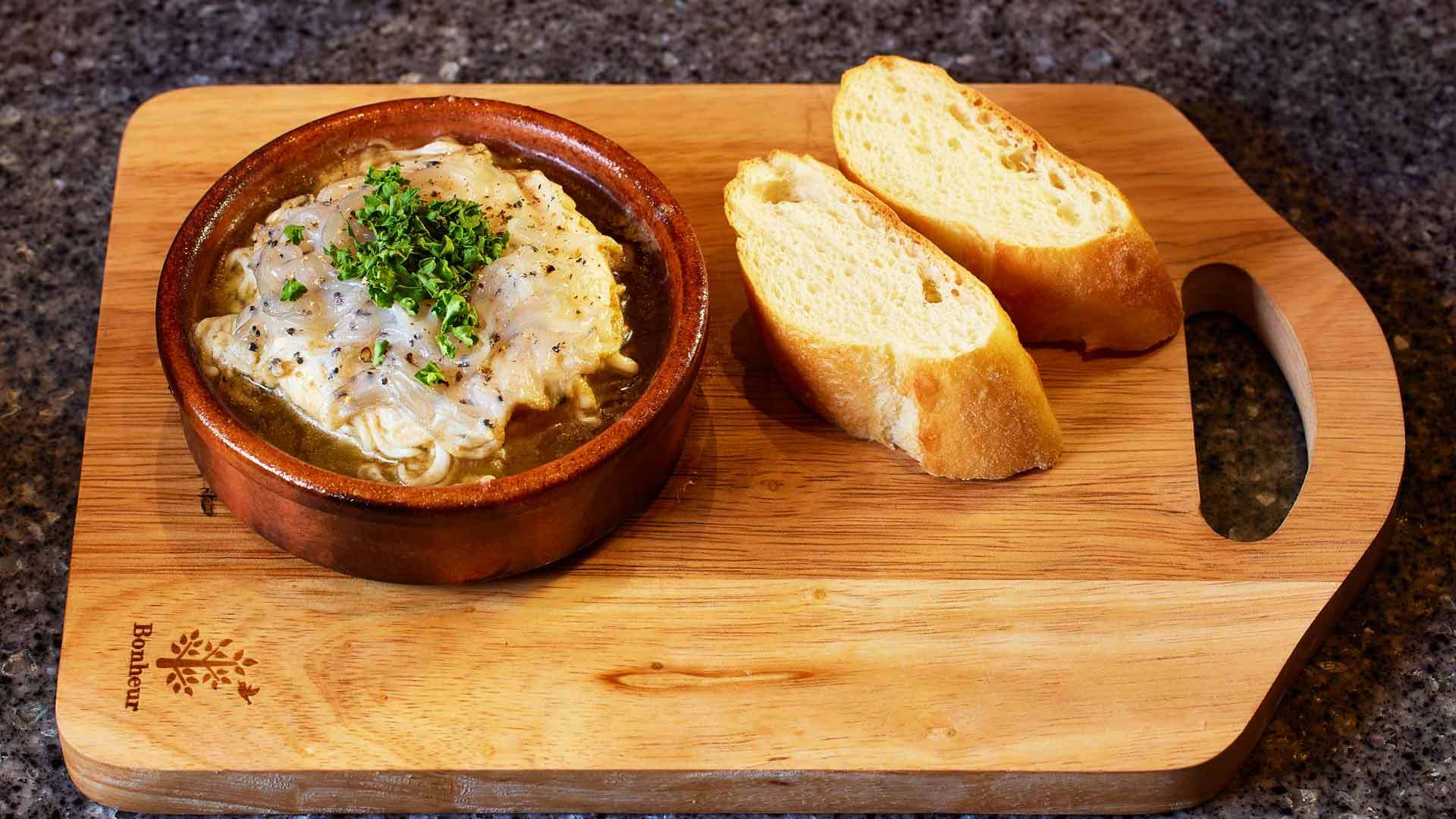 『TOKYO Oyster PUB akasaka』：プレミアムプラン￥7,000より「カマンベールと白魚のアヒージョ」（写真は2人前）
